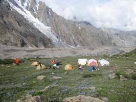 Теплая зеленая морена – отличное место для базового лагеря (4200 м)